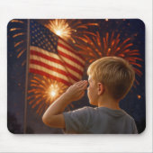 Junge Junge Saluting der amerikanischen Flagge Mousepad (Vorne)
