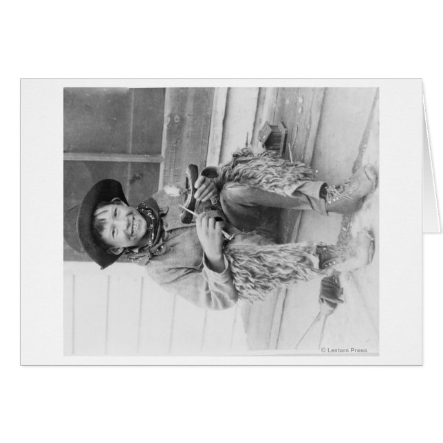 Junge Junge verkleidet als Cowboy mit Spielzeug (Vorderseite (Horizontal))