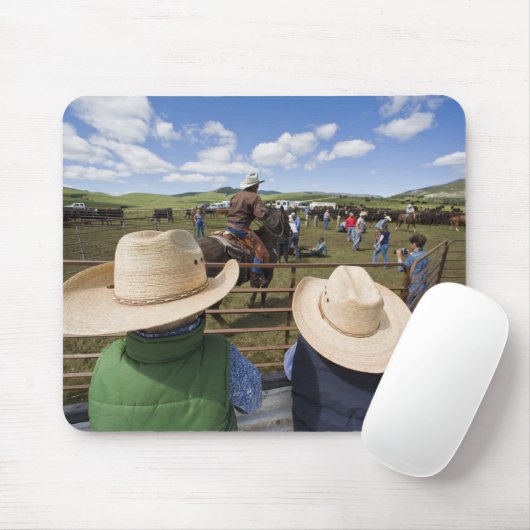 Junge Jungen lassen die Hughes-Ranch 2007 ein Mousepad (Mit Mouse)
