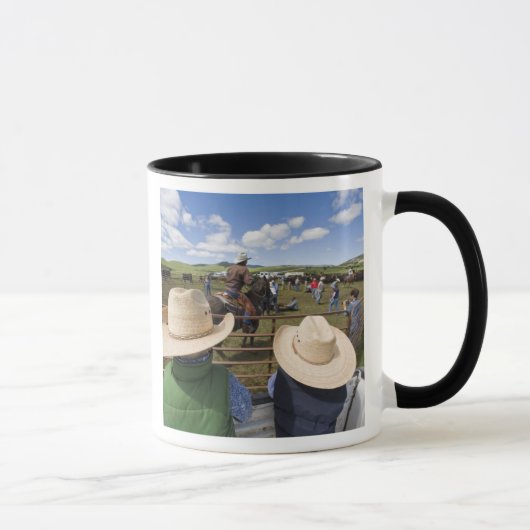 Junge Jungen lassen die Hughes-Ranch 2007 ein Tasse (Rechts)