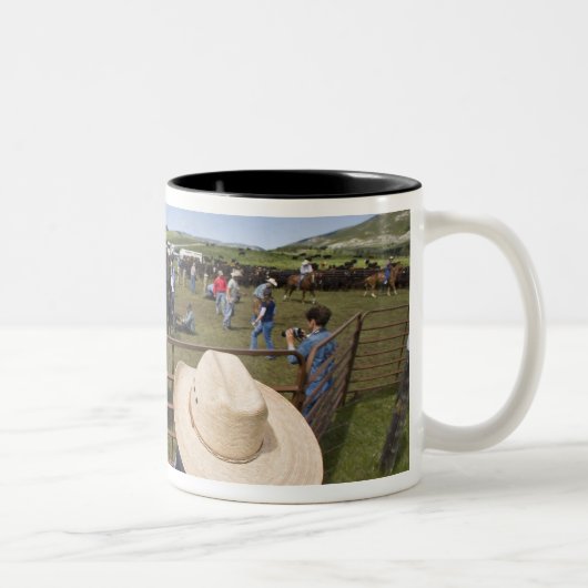 Junge Jungen lassen die Hughes-Ranch 2007 ein Zweifarbige Tasse (Rechts)