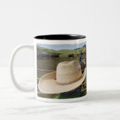 Junge Jungen lassen die Hughes-Ranch 2007 ein Zweifarbige Tasse (Links)