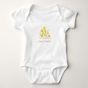 Junge Jungen springen auf gebrochenen Eierschalen Baby Strampler