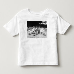 Junge Jungen und Mädchen auf dem Baseballfeld Kleinkind T-shirt