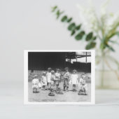 Junge Jungen und Mädchen auf dem Baseballfeld Postkarte (Stehend Vorderseite)