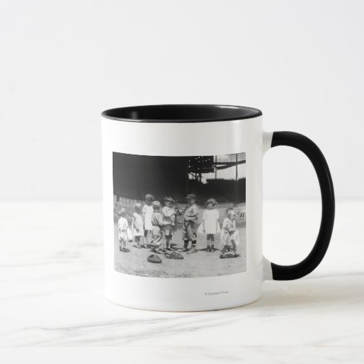 Junge Jungen und Mädchen auf dem Baseballfeld Tasse (Rechts)