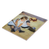 Junge Kinder, die am Strand spielen (Mary Cassatt) Fliese (Seite)