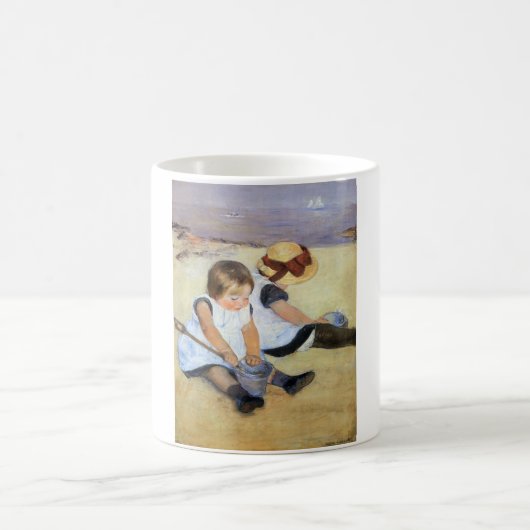 Junge Kinder, die am Strand spielen (Mary Cassatt) Kaffeetasse (Mittel)