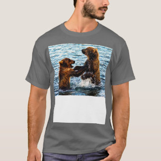 Junge Kodiak Braun Bären spielen im Wasser allein T-Shirt