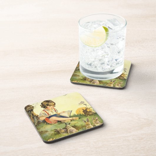 Junge las unter Baum mit Kaninchen Getränkeuntersetzer (Rechte Seite)