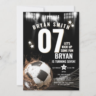 Junge, lasst uns zum Geburtstag Spaß beim Fußball Einladung