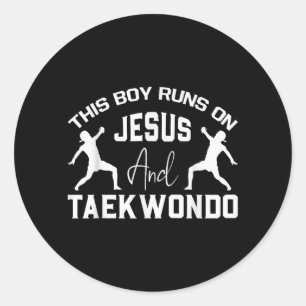Junge läuft auf Jesus und Taekwondo christliche Ka Runder Aufkleber