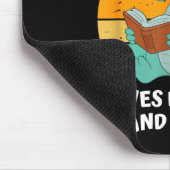 Junge liebt Drachen-Bücher Kinder Illustration Mousepad (Ecke)