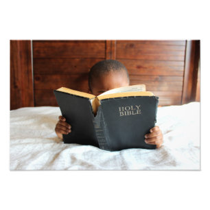 Junge liest die Heilige Bibel Fotodruck