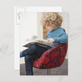 Junge liest ein Buch Postkarte (Vorne/Hinten)