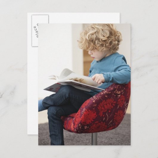 Junge liest ein Buch Postkarte (Vorne/Hinten)