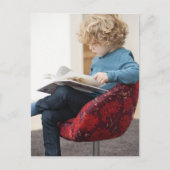 Junge liest ein Buch Postkarte (Vorderseite)