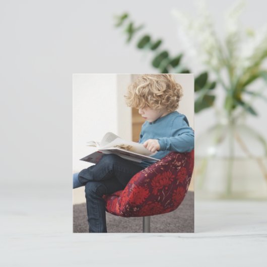 Junge liest ein Buch Postkarte (Stehend Vorderseite)