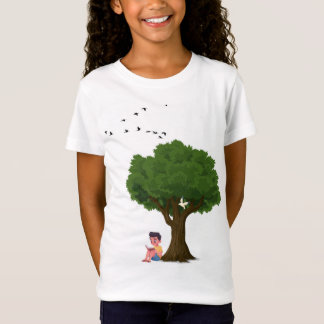 Junge liest unter Baum Friedliche Natur Lesendes K T-Shirt