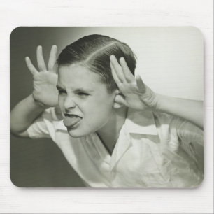Junge macht Gesicht Mousepad