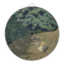 Junge Mädchen, die nach einem Roten Ball laufen (K