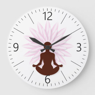 Junge Mädchen, die Yoga praktizieren Große Wanduhr