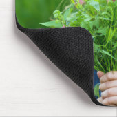 Junge Mädchen mit Handvoll Unkraut Mousepad (Ecke)