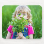 Junge Mädchen mit Handvoll Unkraut Mousepad (Vorne)