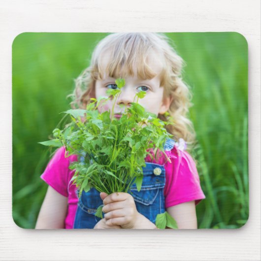 Junge Mädchen mit Handvoll Unkraut Mousepad (Vorne)