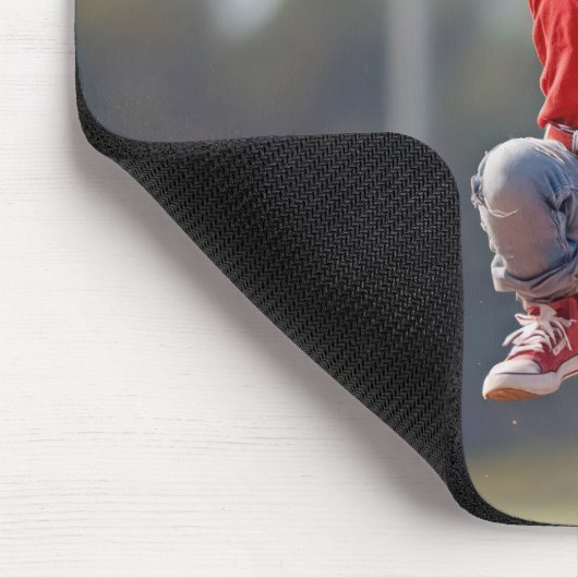 Junge Mädchen springen, um einen Softball zu fange Mousepad (Ecke)