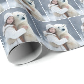 Junge Mädchen umarmt einen Eisbär Geschenkpapier (Rolleneckpunkt)