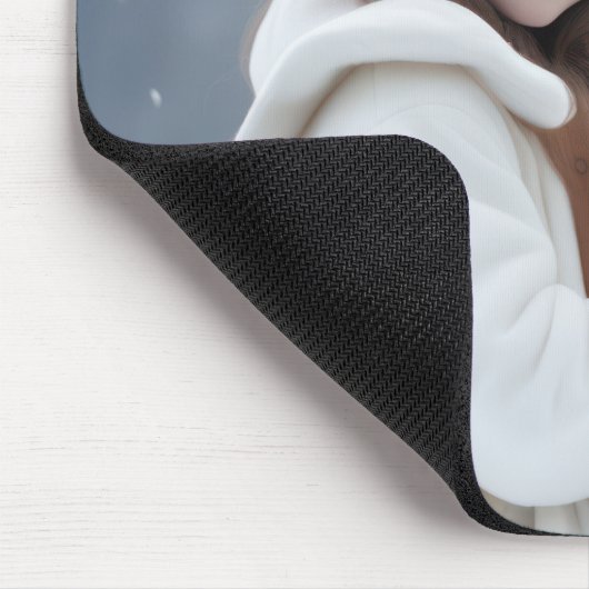 Junge Mädchen umarmt einen Eisbär Mousepad (Ecke)