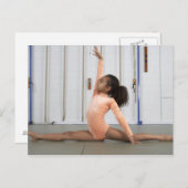 Junge Mädchenturnerin, die ihren Boden trainiert Postkarte (Vorne/Hinten)