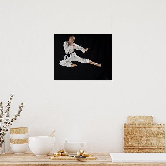 Junge Mann darstellend Karate Tritt schwarz Poster (Küche)