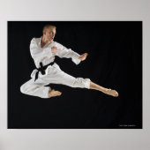 Junge Mann darstellend Karate Tritt schwarz Poster (Vorne)