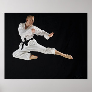 Junge Mann darstellend Karate Tritt schwarz Poster