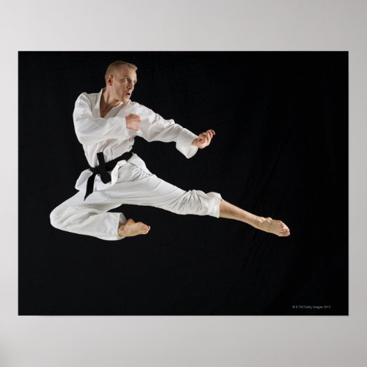 Junge Mann darstellend Karate Tritt schwarz Poster (Vorne)