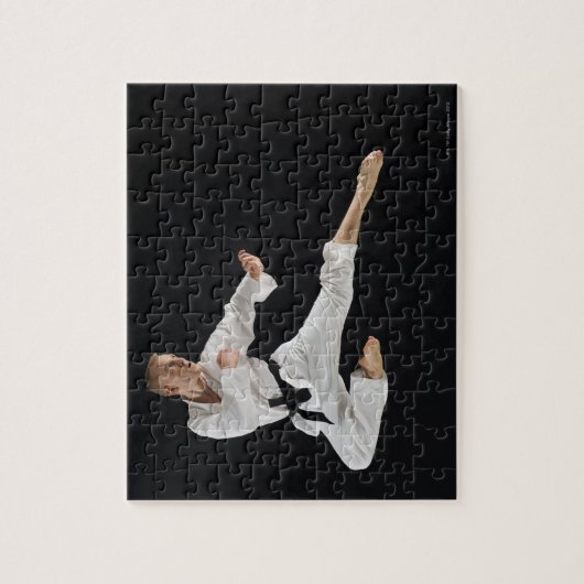 Junge Mann darstellend Karate Tritt schwarz Puzzle (Vertikal)