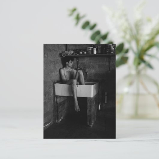 Junge Mann in Sink Postkarte (Stehend Vorderseite)
