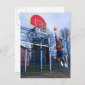Junge Mann spielt Basketball im Freien Postkarte (Vorne/Hinten)