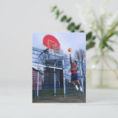 Junge Mann spielt Basketball im Freien Postkarte (Stehend Vorderseite)