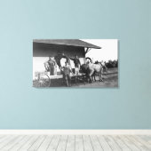 Junge Männer, die auf einem Müllwagen posieren Leinwanddruck (Insitu (Holzboden))