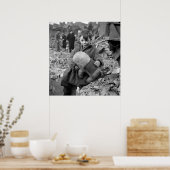 Junge mit ausgestopftem Tier, 1945 Poster (Küche)