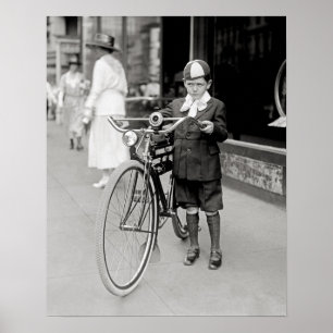 Junge mit einem Fahrrad, 1922. Vintage-Foto Poster