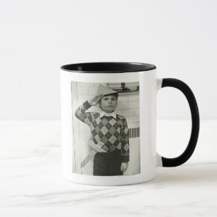 Junge mit einem Holzsäbel Tasse