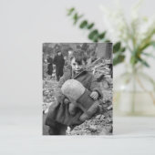 Junge mit Plüschtier, 1945 Postkarte (Stehend Vorderseite)