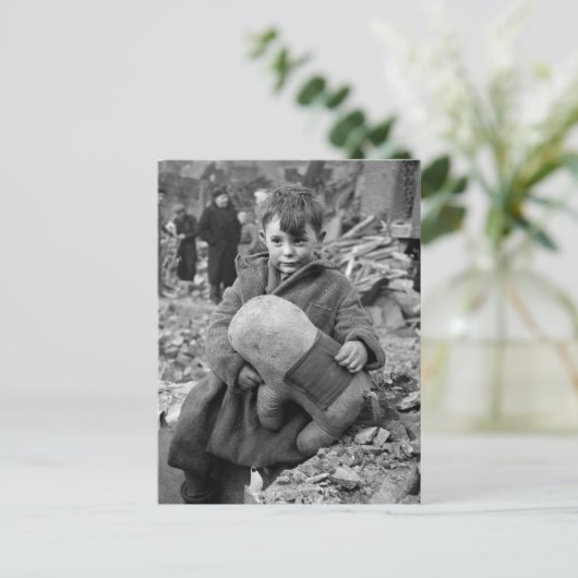 Junge mit Plüschtier, 1945 Postkarte (Stehend Vorderseite)