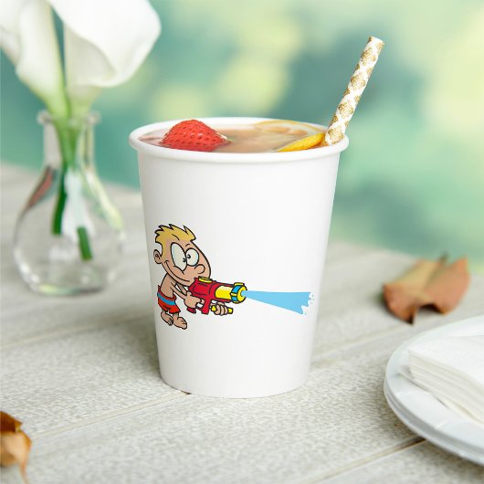 Junge mit Wasserwaffe Sommerspass Pappbecher