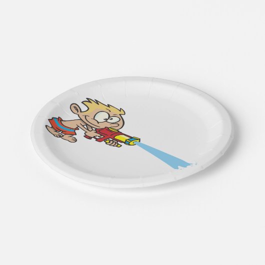 Junge mit Wasserwaffe Sommerspass Pappteller (Schrägansicht)