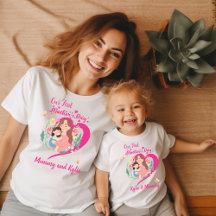 Junge Mutter Baby und Mama Erste Muttertagsmatchin